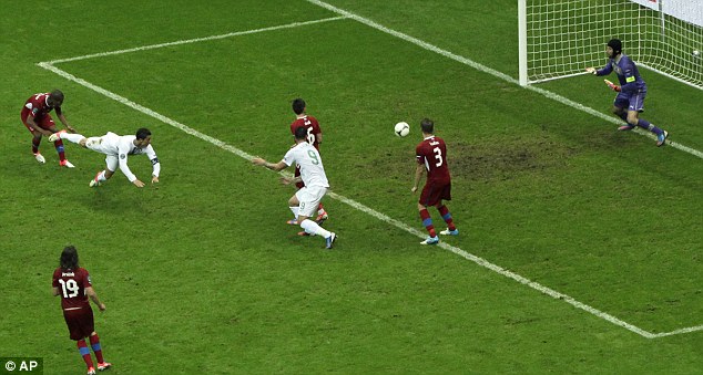 Ronaldo goal hmangin Portugal-in Czech Republic an hneh a, semi-final an lut.